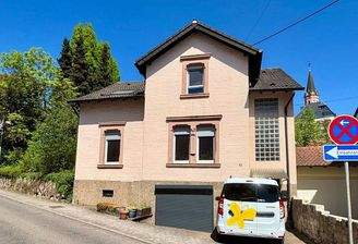 FREISTEHENDES GERÄUMIGES EINFAMILIENHAUS MIT GARAGE + GARTEN IN BOUS