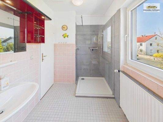 Zusätzliches Badezimmer mit Dusche – ideal für Familien oder Gäste