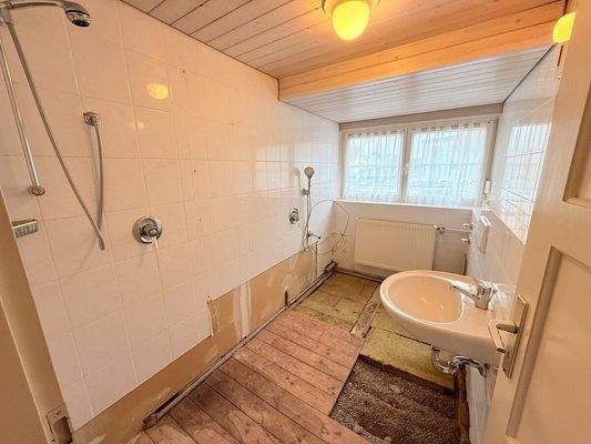 Badezimmer im Dachgeschoss renovierungsbedürftig