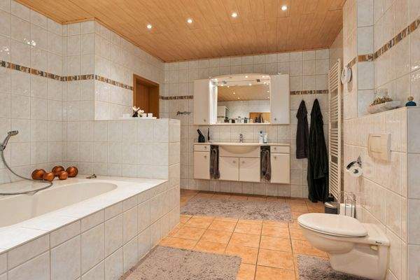 Bad mit Dusche und Wanne 17,52 m²