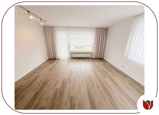 Wohn-Esszimmer mit Zugang zum ca. 6 m² großen Balk