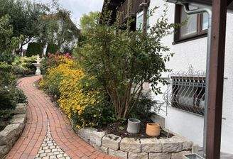 Parkähnliche Außenanlagen in mediterranem Stil