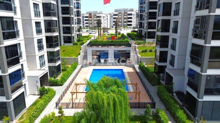 Ready-to-Move-In Apartments in a Complex with a Pool in Nilüfer