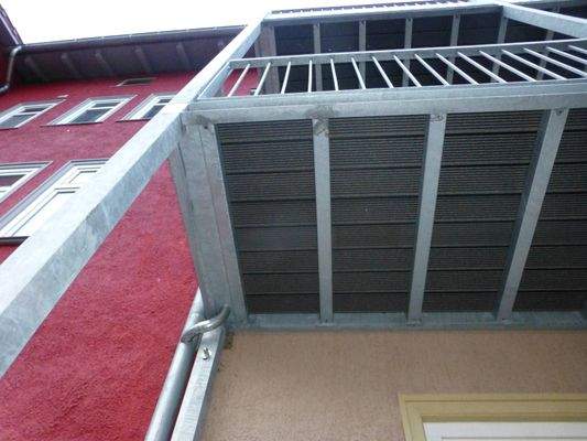 Blick von EG auf Balkon OG und Balkon DG