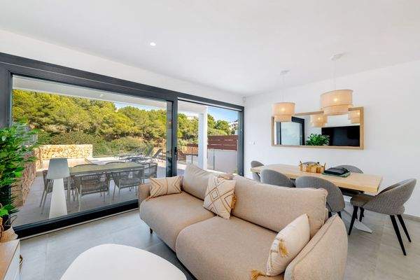 Heller Wohnbereich mit direktem Zugang zur Terrasse