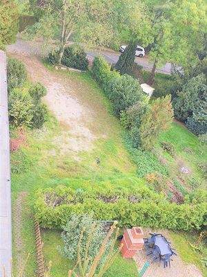 Parkplatz/Garten zur Straße