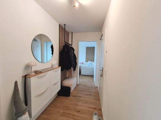 Wohnungsflur mit Blick in den Wohnbereich