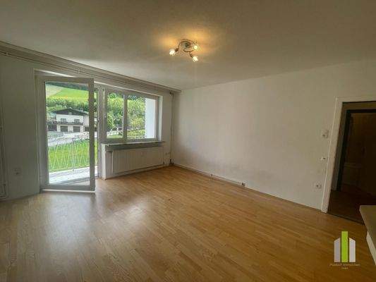 Wohnzimmer mit Zugang zum Balkon