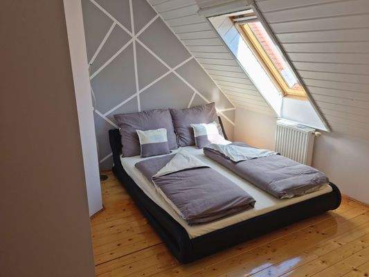 Schlafzimmer oberer Wohnung (1).jpg