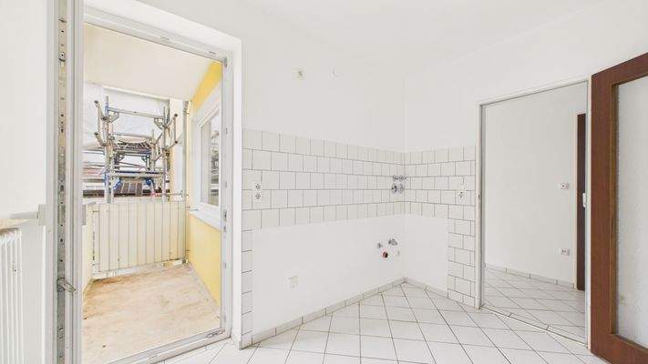 Küche mit Balkonzugang