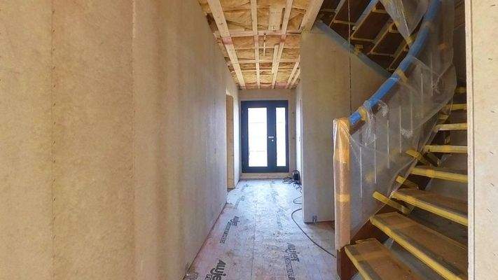 Blick in die Diele mit Geschosstreppe ins Dachgeschoss und Sicht zum Hauseingang