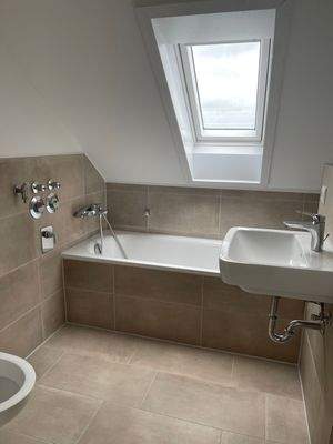 Helles Badezimmer mit Fenster