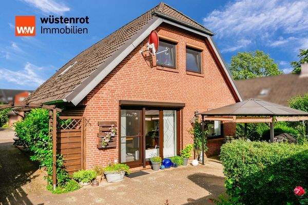 Gartenseite Haus mit Terrasse