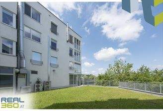 Außenansicht mit Grünfläche