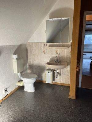 Großes Zimmer/DG mit WC/Waschbecken/Straßenseite