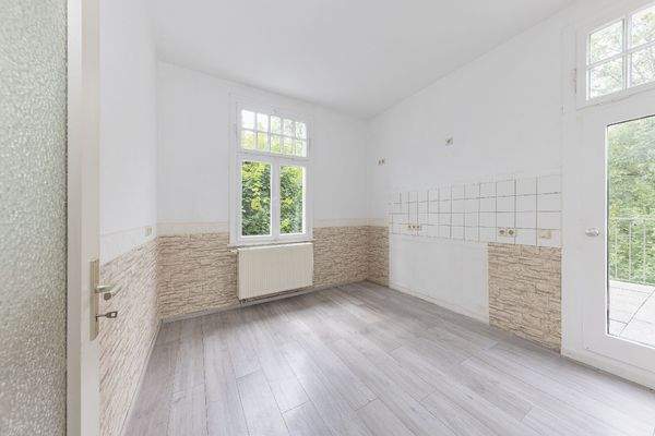 Wohnung 1: Küche mit Balkonzugang