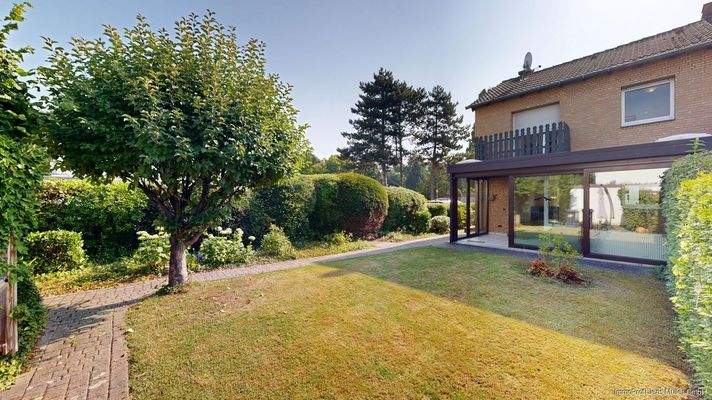 Hausansicht mit Garten und Wintergarten