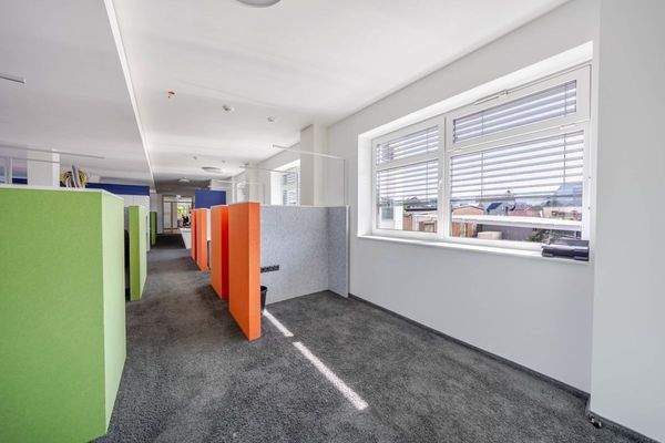 viel Helligkeit durch große Fenster