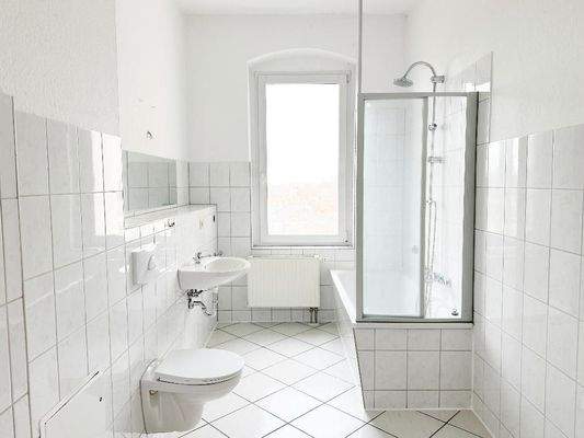 Tageslichtbad mit Badewanne inkl. Duschabtrennung, WC, Waschtisch und Waschmaschienenanschluss