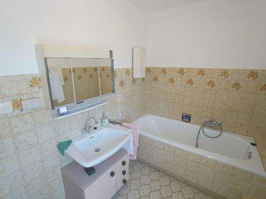 Badezimmer im EG mit Waschbecken und Badewanne