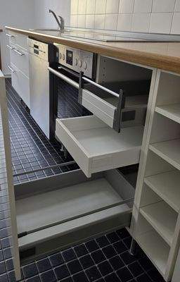 Auszüge im Tischschrank