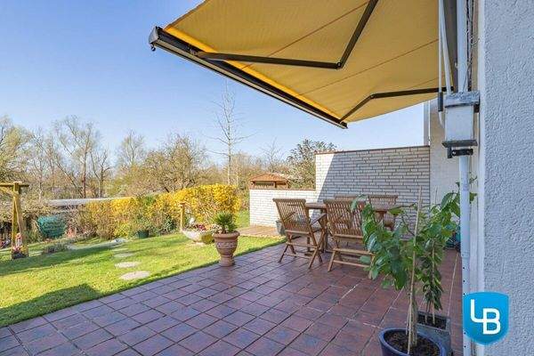 Markise und Steinterrasse für gesellige Stunden