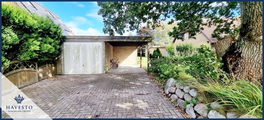 Blick auf die weitere Garage mit Carport