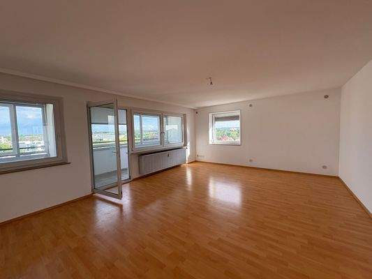 Wohnzimmer mit Blick auf die Loggia