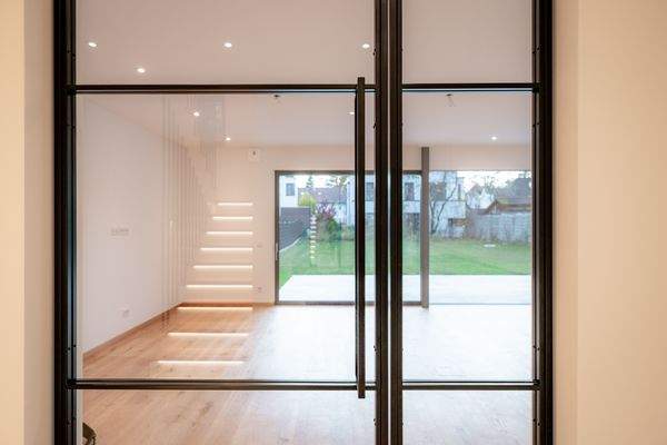 Blick_von_der_Diele_in_den_Wohnraum