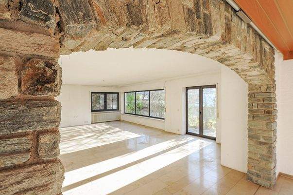 Natursteineinfassung im Wohnzimmer