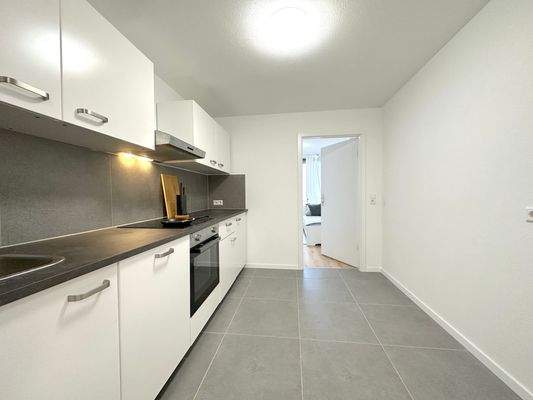 Moderne Küche mit Balkonzugang