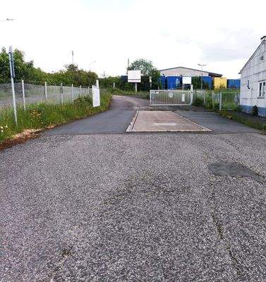 Zufahrt mit Waage und Werkstatt