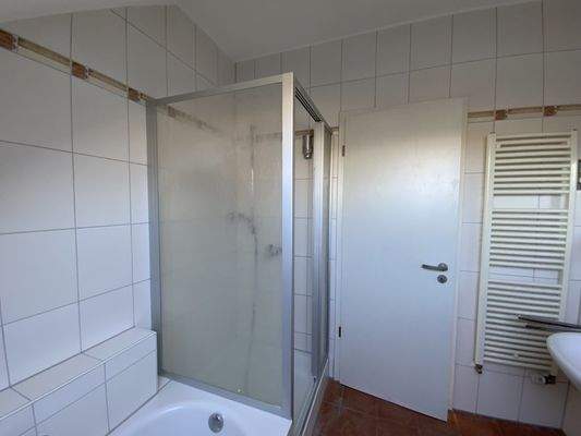 Bad mit Wanne und Dusche