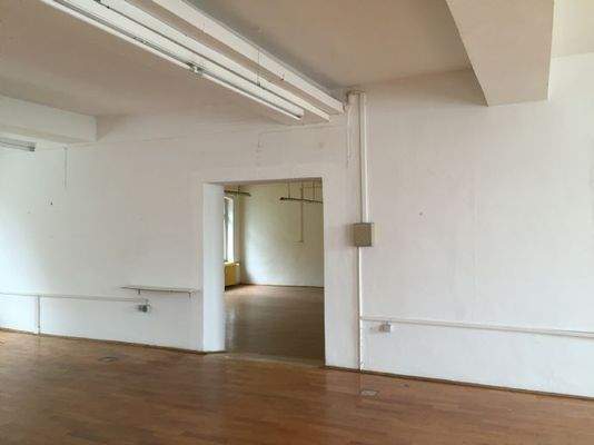 Zugang zur nächsten Gewerbefläche - mit Parkett