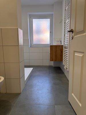 Geräumiges Bad mit großer Dusche