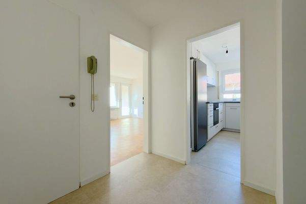 Blick vom Gang in Küche und Wohnzimmer