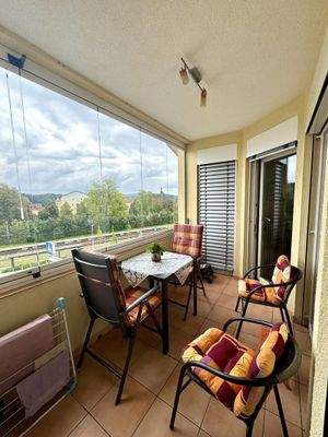 Balkon bzw. verglaste Loggia (Glaselemente lassen sich öffnen)