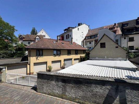 Hof mit Garagen und Carports