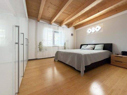 EG Schlafzimmer: Ruhiger Rückzugsort mit viel Platz für erholsame Nächte