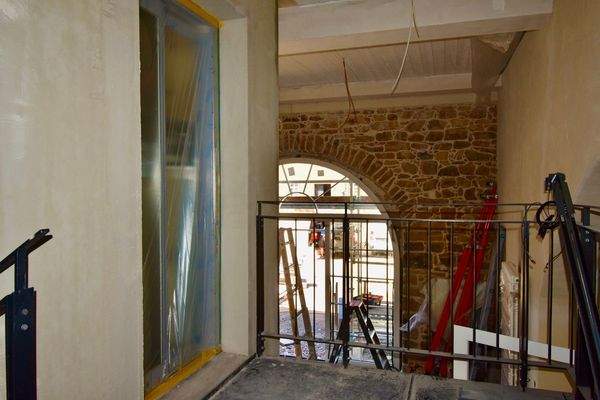 Sandsteineingang mit Aufzug