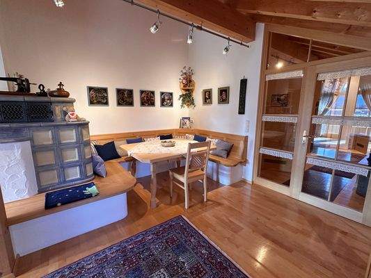 Essecke mit Kachelofen