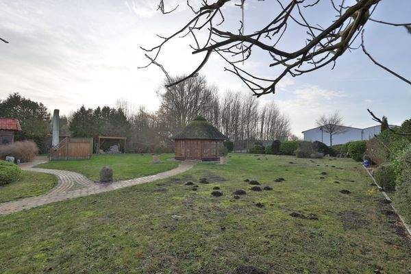 weiteres zugehöriges, großzügiges GRundstück