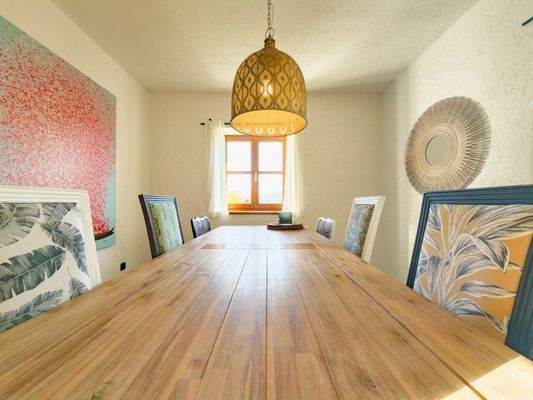 Esszimmer mit großer Tafel