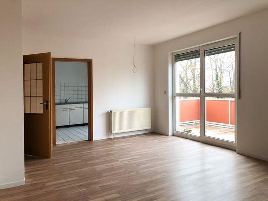 Wohzimmer (neues Laminat) mit Zugang zum Balkon