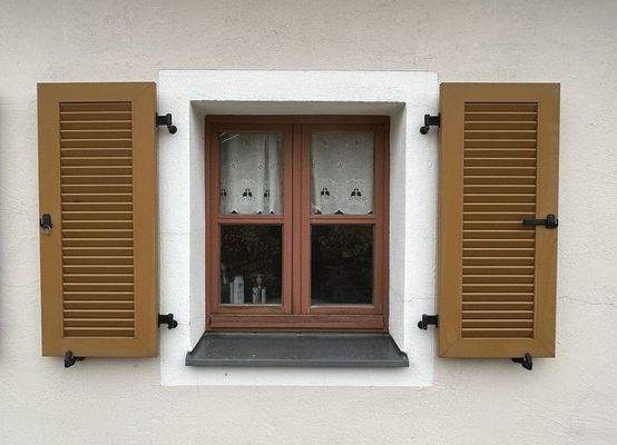 Geschmückt durch Fensterläden