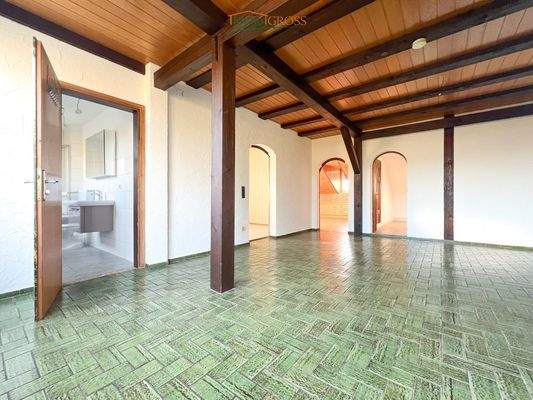 Das Wohnzimmer mit Zugang zu Bad, Küche, Schlafzimmer und Büro