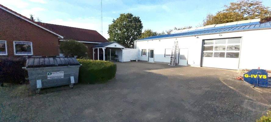 Bürogebäude und Lagerhalle