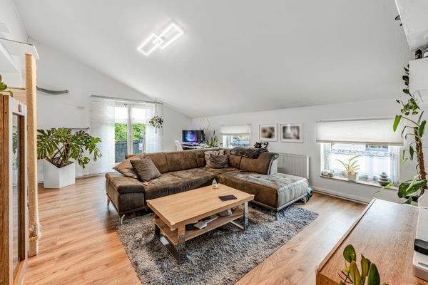 Wohnzimmer mit Balkonaustritt