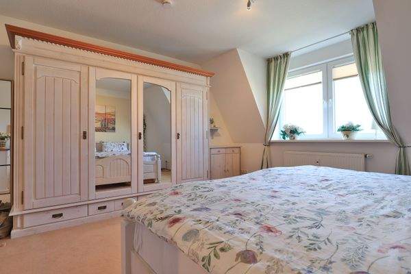 helles und großzügiges Schlafzimmer