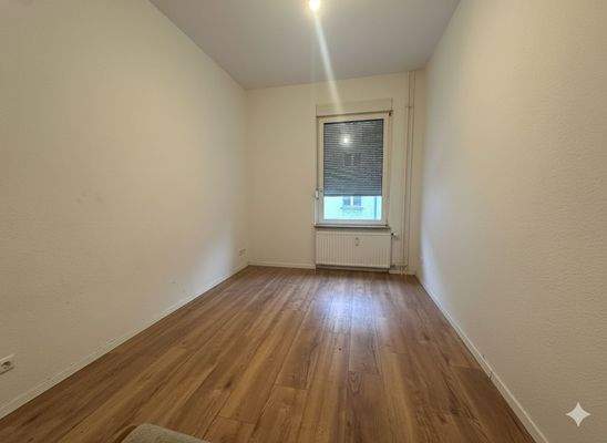 Leeres Zimmer mit Holzfußboden